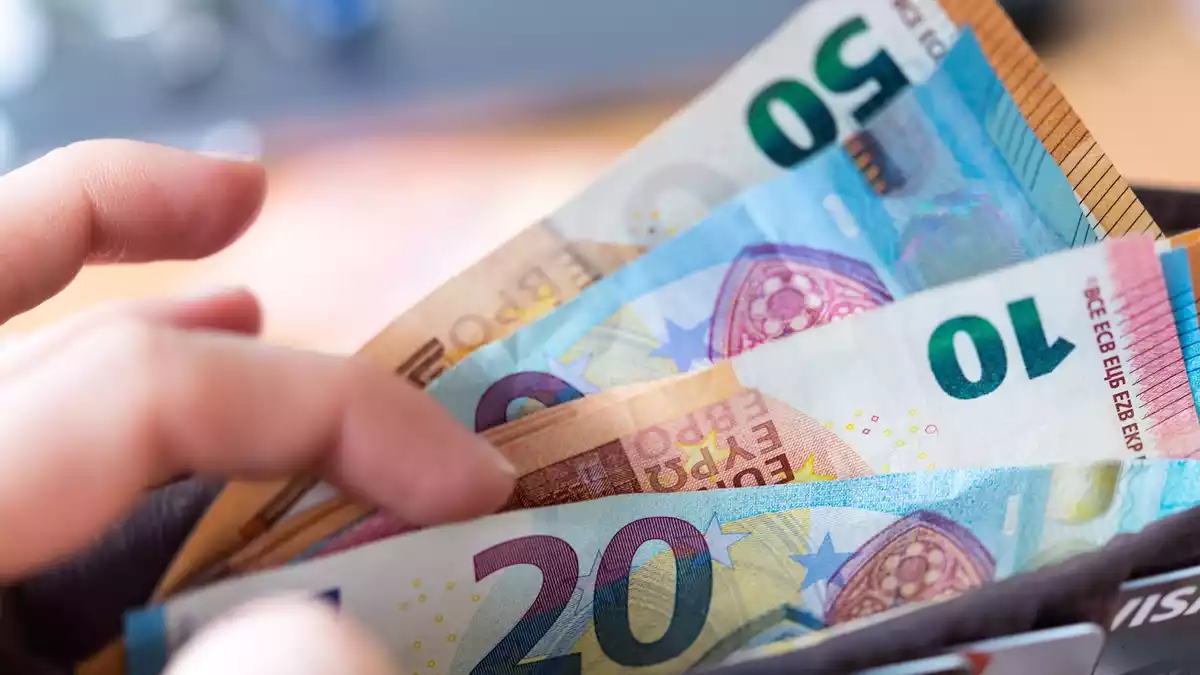 Seit mehreren Quartalen steigen die Löhne in Deutschland schneller als die Inflation. Das ist gut für die Kaufkraft der Menschen. (Symbolbild) - Bild: Monika Skolimowska/dpa-Zentralbild/dpa
