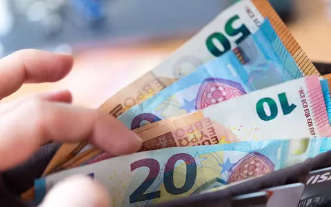 Seit mehreren Quartalen steigen die Löhne in Deutschland schneller als die Inflation. Das ist gut für die Kaufkraft der Menschen. (Symbolbild) - Foto: Monika Skolimowska/dpa-Zentralbild/dpa
