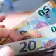 Seit mehreren Quartalen steigen die Löhne in Deutschland schneller als die Inflation. Das ist gut für die Kaufkraft der Menschen. (Symbolbild) - Bild: Monika Skolimowska/dpa-Zentralbild/dpa