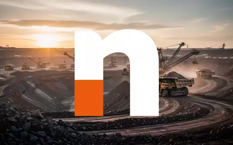 Moderne Bergbau-Landschaft bei Sonnenaufgang mit industrieller Maschinerie im Hintergrund. - Foto: über boerse-global.de