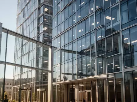 Moderne Glasfassade eines Bürogebäudes bei Tageslicht. - Foto: über boerse-global.de