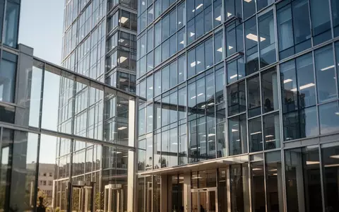 Moderne Glasfassade eines Bürogebäudes bei Tageslicht. - Foto: über boerse-global.de