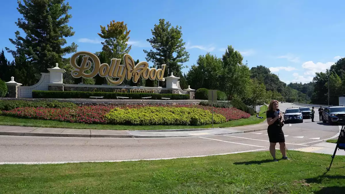 Dolly Parton weihte 1986 den Freizeitpark Dollywood ein. (Archivbild)  - Bild: Camden Hall/FR172310 AP/AP/dpa