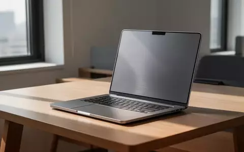 Ein modernes, minimalistisches Büro mit einem hochwertigen Laptop auf einem Schreibtisch aus Holz bei natürlichem Licht. - Foto: über boerse-global.de