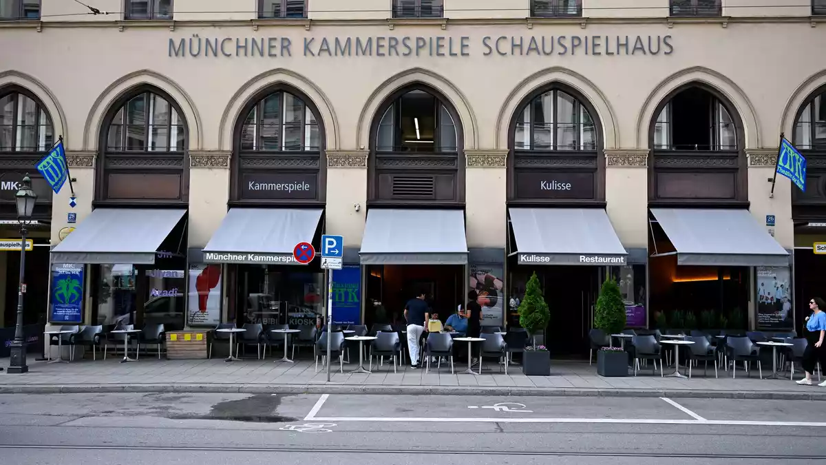 Die Münchner Kammerspiele im Stadtzentrum an der edlen Maximilianstraße - unweit vom Hofbräuhaus - sind zum «Theater des Jahres» gekürt worden. - Bild: Sven Hoppe/dpa