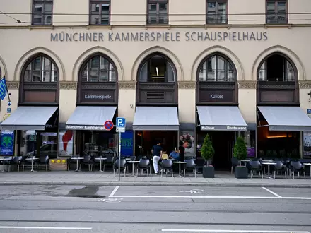 Die Münchner Kammerspiele im Stadtzentrum an der edlen Maximilianstraße - unweit vom Hofbräuhaus - sind zum «Theater des Jahres» gekürt worden. - Foto: Sven Hoppe/dpa