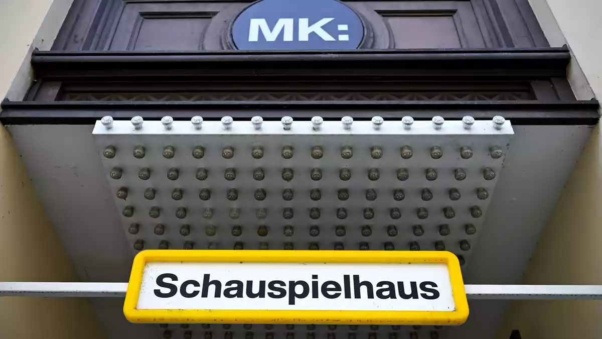 München, Sommer 2026: Ein Schild mit der Aufschrift «Schauspielhaus» ist am Eingang der Münchner Kammerspiele zu sehen. - Bild: Sven Hoppe/dpa