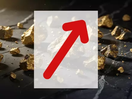 Goldene Erzstücke auf einem dunklen, strukturierten Untergrund bei dramatischem Licht. - Foto: über boerse-global.de