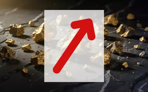 Goldene Erzstücke auf einem dunklen, strukturierten Untergrund bei dramatischem Licht. - Foto: über boerse-global.de