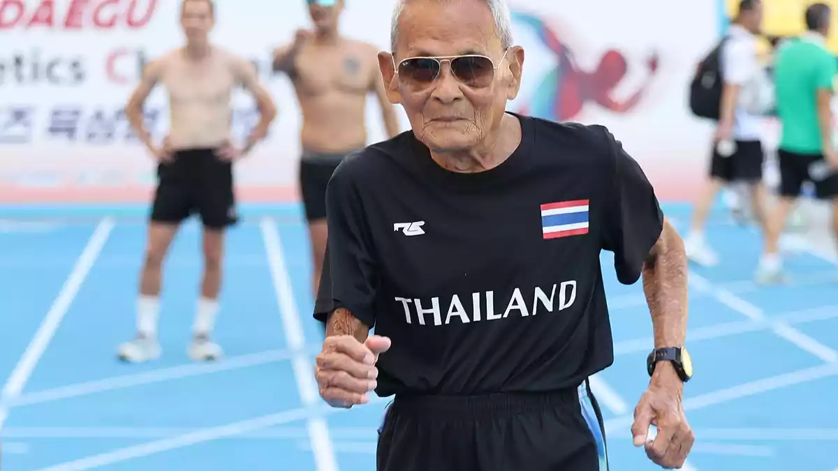 Sawang Janpram hält sich mit regelmäßigen Spaziergängen fit. Zudem treibt er mehrfach die Woche Sport. - Bild: -/YNA/dpa