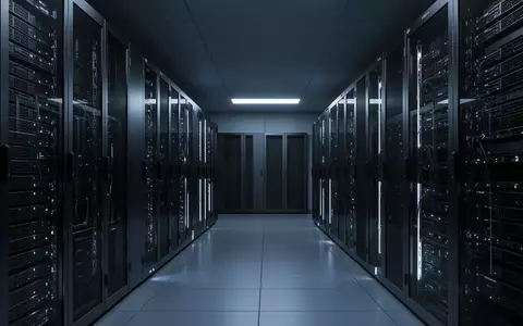 Server-Racks in einem modernen Rechenzentrum mit blauer Beleuchtung. - Foto: über boerse-global.de