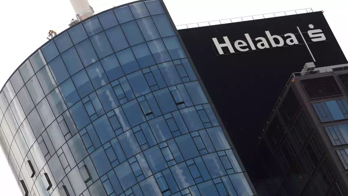 Probleme im Geschäft mit Gewerbeimmobilien haben der Landesbank Hessen-Thüringen (Helaba) die Halbjahresbilanz verhagelt. (Archivbild)  - Bild: Arne Dedert/dpa