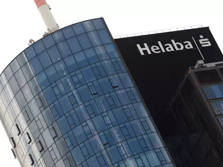 Probleme im Geschäft mit Gewerbeimmobilien haben der Landesbank Hessen-Thüringen (Helaba) die Halbjahresbilanz verhagelt. (Archivbild)  - Foto: Arne Dedert/dpa