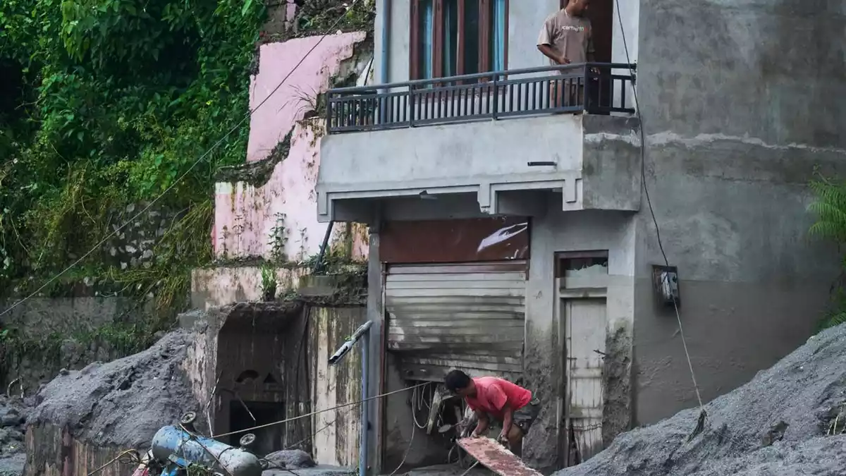 Die Verwüstungen im Grenzgebiet sind verheerend. - Bild: Niranjan Shrestha/AP/dpa