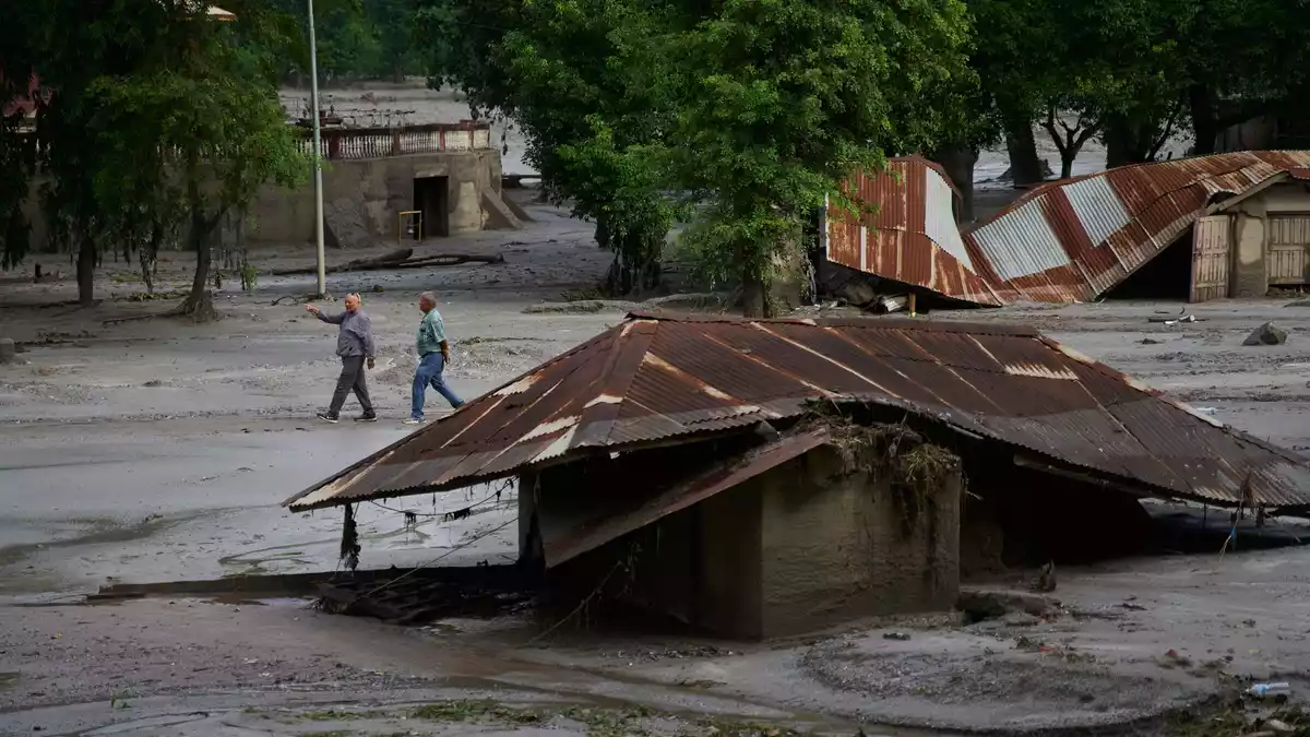 Viele Häuser sind nach der Flut unbewohnbar. - Bild: Niranjan Shrestha/AP/dpa