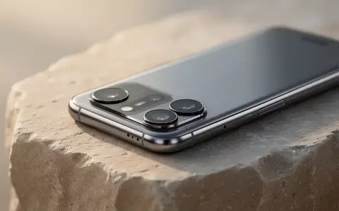 Ein modernes Smartphone auf einer Steinoberfläche bei natürlichem Licht. - Foto: über boerse-global.de