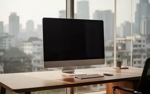 Ein minimalistischer Büroarbeitsplatz mit einem ausgeschalteten Computerbildschirm in einem modernen indischen Technologiezentrum. - Foto: über boerse-global.de