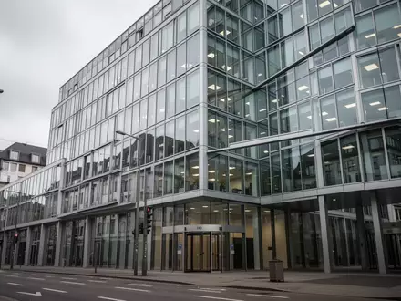Modernes Bankgebäude in Frankfurt vor bewölktem Himmel. - Foto: über boerse-global.de