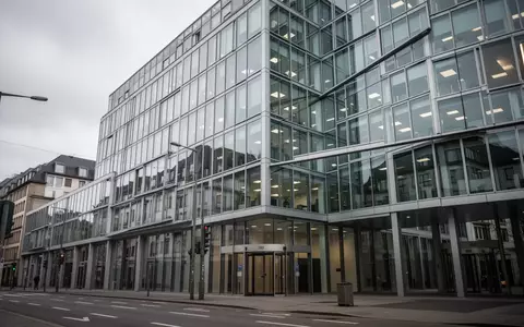 Modernes Bankgebäude in Frankfurt vor bewölktem Himmel. - Foto: über boerse-global.de