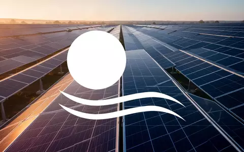 Moderne Solarpark-Anlage bei Sonnenuntergang als Symbol für den Sektor der erneuerbaren Energien. - Foto: über boerse-global.de