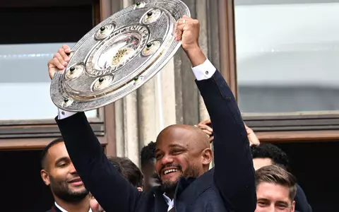 Alles auf null: Vincent Kompany mit der Meisterschale. (Archivbild) - Foto: Sven Hoppe/dpa