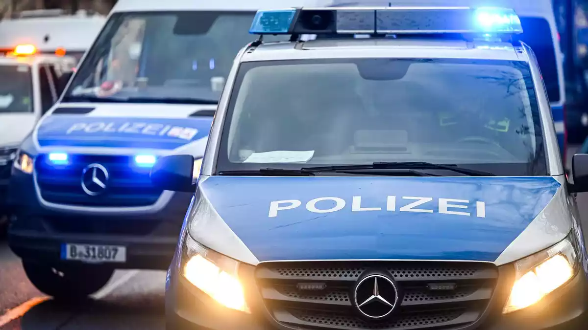 Die Durchsuchungen in fünf Bundesländern laufen seit dem Morgen. (Symbolbild) - Bild: Jens Kalaene/dpa