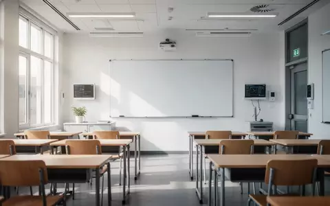 Ein heller, moderner Klassenraum mit leeren Tischen und einer leeren Tafel, der die Integration digitaler Bildungstechnologie symbolisiert. - Foto: über boerse-global.de