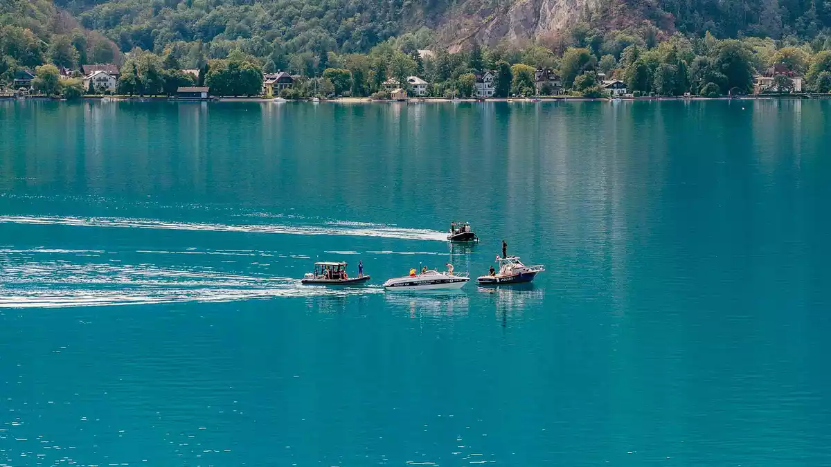 Die Polizei setzte bei der Suche unter anderem Sonar und einen Tauchroboter ein.  - Bild: Matthias Kaltenleitner/FOTOKERSCHI via APA/dpa
