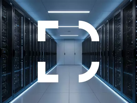 Moderne Serverräume in einem Rechenzentrum mit blauer Beleuchtung als Symbol für digitale Infrastruktur. - Foto: über boerse-global.de