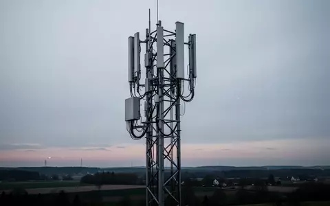 Ein moderner Mobilfunkmast vor einem bewölkten Abendhimmel als Symbol für die deutsche Netzinfrastruktur. - Foto: über boerse-global.de