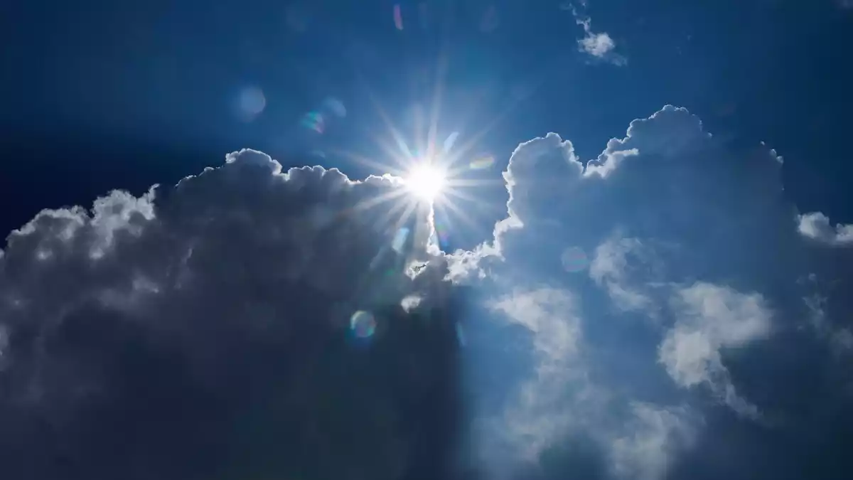 Dunkle Wolken werden ab Donnerstagabend zunächst im Westen und Südwesten aufziehen. (Archivbild) - Bild: Annette Riedl/dpa