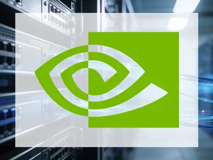 Abstrakte Darstellung einer modernen Serverlandschaft mit leuchtenden Glasfaserkabeln als Symbol für Künstliche Intelligenz. - Foto: über boerse-global.de