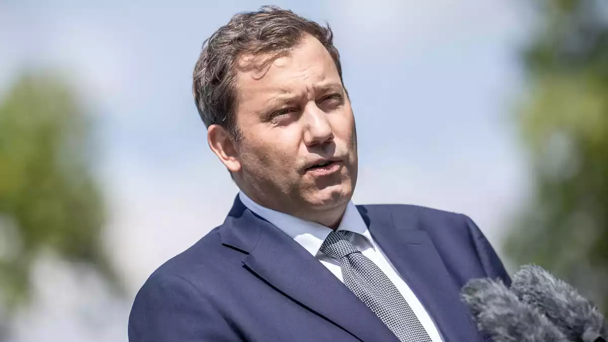 Finanzminister Klingbeil schaltet sich in das Übernahmeringen zwischen Commerzbank und Unicredit ein. (Archivbild) - Bild: Michael Kappeler/dpa
