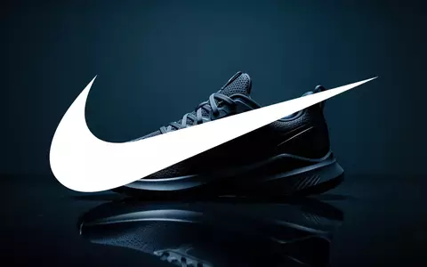 Ein minimalistischer Sportschuh auf einer dunklen, reflektierenden Oberfläche in einer stimmungsvollen, düsteren Umgebung. - Foto: über boerse-global.de