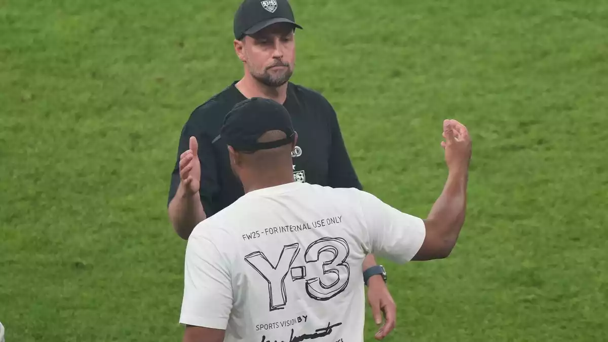 Wer muss diesmal wem gratulieren? VfB-Coach Sebastian Hoeneß und Bayern-Trainer Vincent Kompany (vorne) nach dem DFB-Pokalfinale. (Archivbild) - Bild: Soeren Stache/dpa