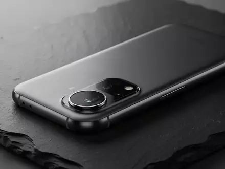 Nahaufnahme der Kameramodule auf der Rückseite eines modernen Smartphones in einer minimalistischen Studioumgebung. - Foto: über boerse-global.de