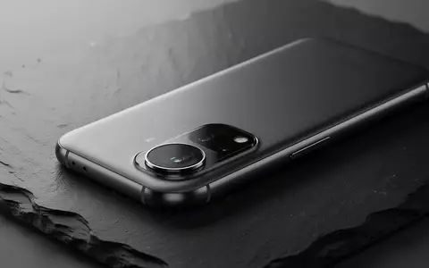 Nahaufnahme der Kameramodule auf der Rückseite eines modernen Smartphones in einer minimalistischen Studioumgebung. - Foto: über boerse-global.de