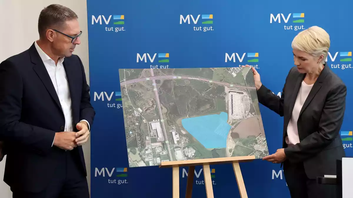 Schwarz-Chef Chrzanowski und Mecklenburg-Vorpommerns Ministerpräsidentin Schwesig stellen den Plan für das neue Rechenzentrum bei Rostock vor.  - Bild: Bernd Wüstneck/dpa