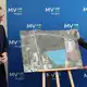 Schwarz-Chef Chrzanowski und Mecklenburg-Vorpommerns Ministerpräsidentin Schwesig stellen den Plan für das neue Rechenzentrum bei Rostock vor.  - Bild: Bernd Wüstneck/dpa