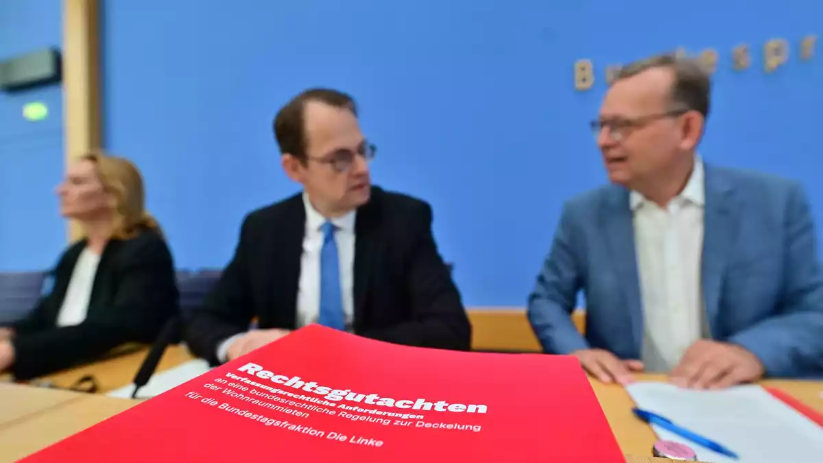 Die Linke plädierte bei einer Pressekonferenz in Berlin für einen Mietendeckel.  - Bild: Sebastian Gollnow/dpa