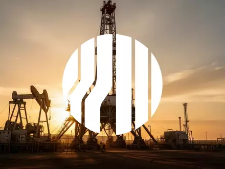 Hochmoderne Industrie-Bohranlage bei Sonnenuntergang als Symbol für Geothermie und Erderkundung. - Foto: über boerse-global.de