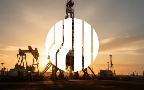 Hochmoderne Industrie-Bohranlage bei Sonnenuntergang als Symbol für Geothermie und Erderkundung. - Foto: über boerse-global.de