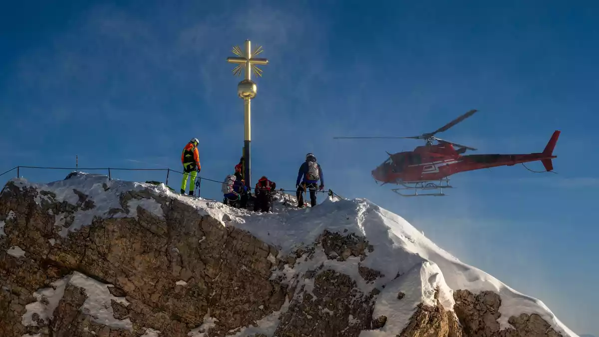 Ein Helikopter hat Ende November das frische vergoldete Kreuz zurückgebracht. (Archivbild) - Bild: Peter Kneffel/dpa