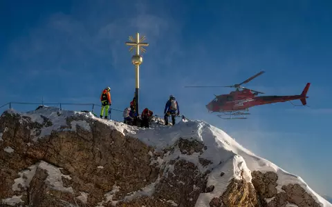 Ein Helikopter hat Ende November das frische vergoldete Kreuz zurückgebracht. (Archivbild) - Foto: Peter Kneffel/dpa