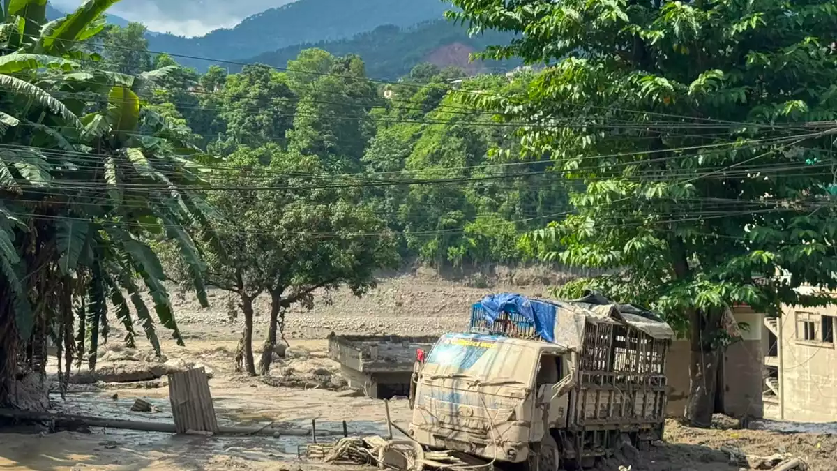 Eine dicke Schicht aus Schlamm liegt über der Region. - Bild: Niranjan Shrestha/AP/dpa