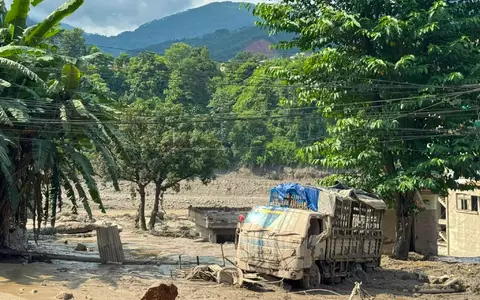 Eine dicke Schicht aus Schlamm liegt über der Region. - Foto: Niranjan Shrestha/AP/dpa