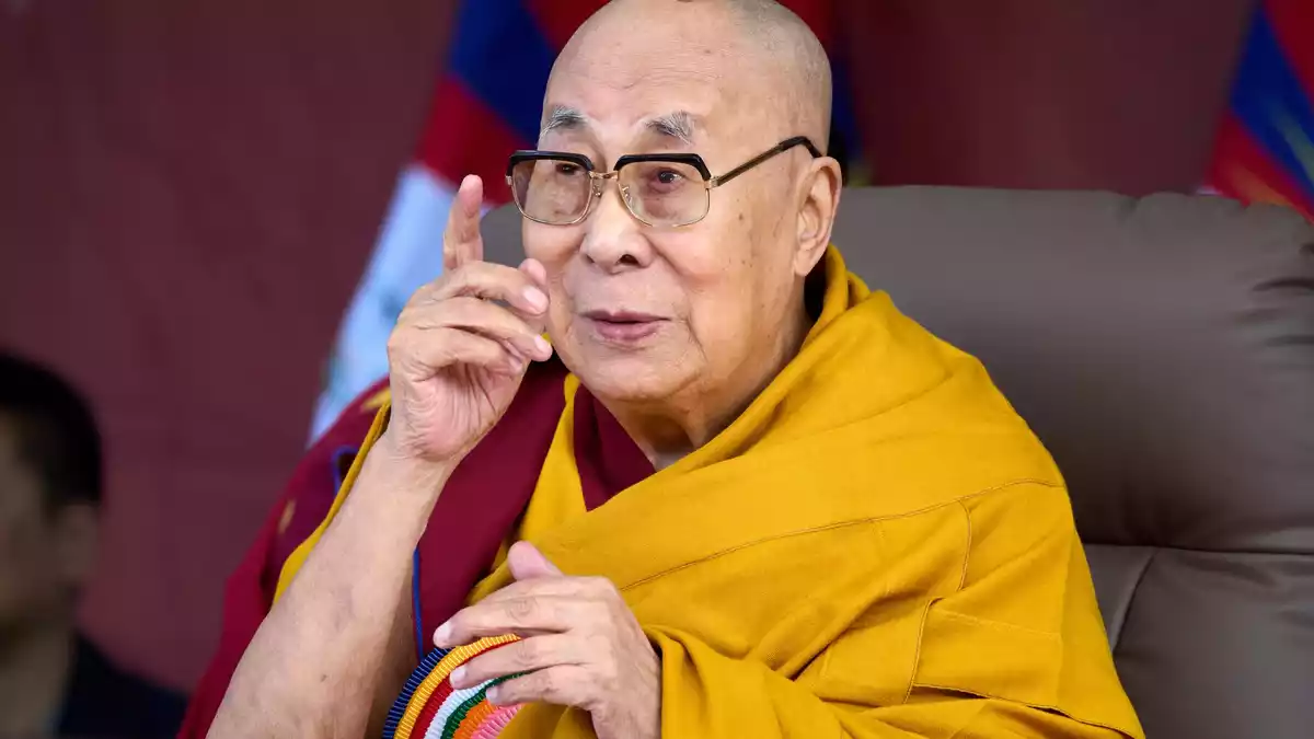 Der Dalai Lama zeigte sich bestürzt. - Bild: Ashwini Bhatia/AP/dpa