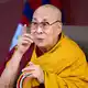 Der Dalai Lama zeigte sich bestürzt. - Bild: Ashwini Bhatia/AP/dpa