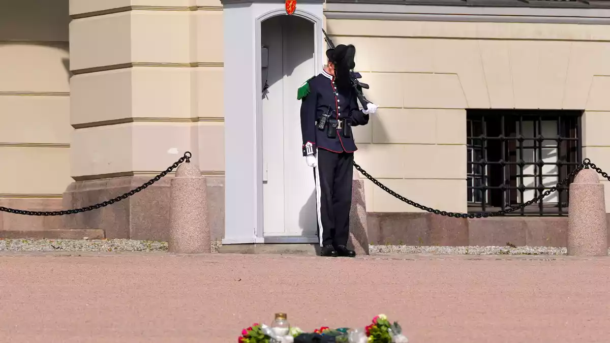 Vor dem Palast wurden bereits Blumen niedergelegt.  - Bild: Lise Åserud/NTB/dpa