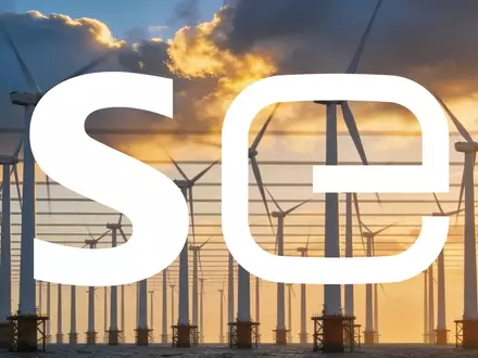 Moderne Offshore-Windkraftanlagen vor einer Küste bei Sonnenuntergang als Symbol für die Energiewende. - Foto: über boerse-global.de